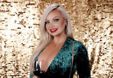 Mulher Pêra ostenta vida de luxo e relógio de R$ 350 mil na web