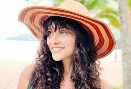 Plena, Débora Nascimento posa durante banho de cachoeira