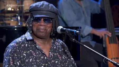 Milton Nascimento é homenageado no “Altas Horas” e faz web pirar