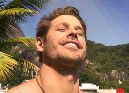 Dado Dolabella posta foto na praia e volume chama a atenção