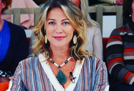 Após cirurgia no joelho, Luana Piovani recebe apoio de “namorada” e posa de muleta