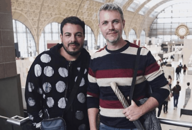Luis Lobianco posa abraçado ao marido e faz apelo contra a homofobia