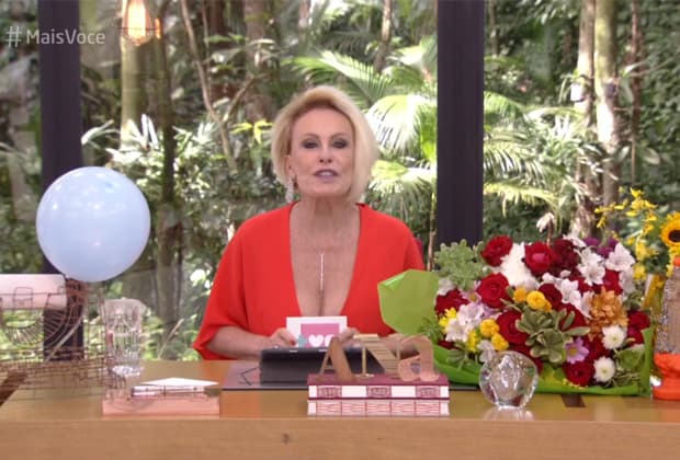 Ana Maria Braga é surpreendida com festa de aniversário em programa