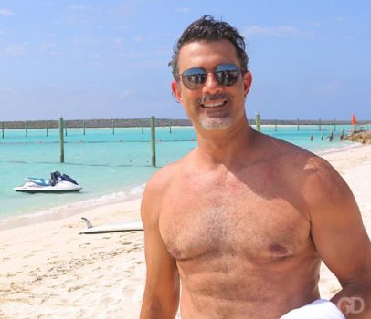 Marcos Pasquim posta foto sem camisa ao lembrar de personagem