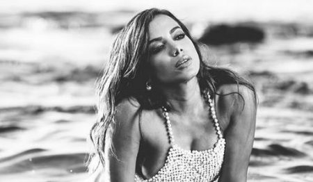 Biografia revela que sexo a três é algo comum para Anitta