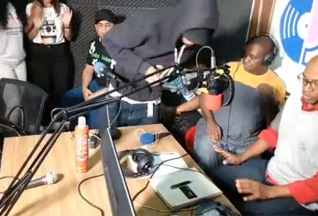 Rádio é assaltada e transmite roubo ao vivo pelo Facebook