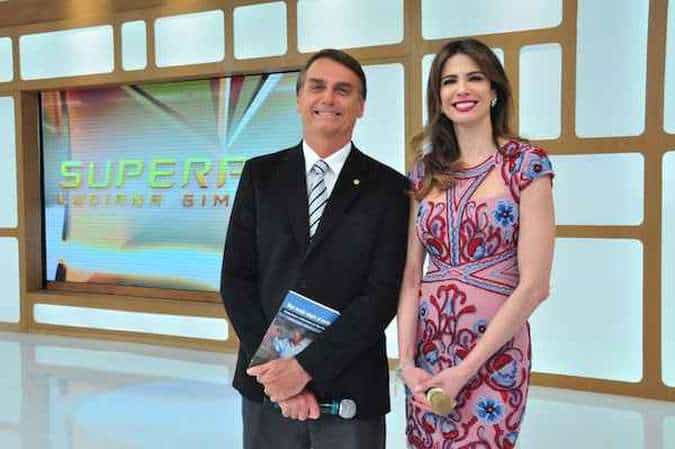 Bolsonaro reúne jornalistas para café e RedeTV! manda Luciana Gimenez
