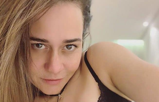 Alessandra Negrini samba no metrô com roupa justa e fãs comentam