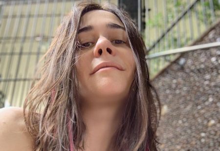 Aos 49 anos, Alessandra Negrini surpreende com foto de biquíni no Instagram