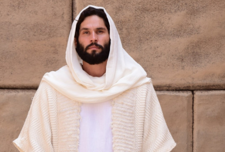 “Jesus” ressuscita e derrota “As Aventuras de Poliana” de novo