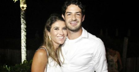 Alexandre Pato e Rebeca Abravanel são flagrados em salão de beleza