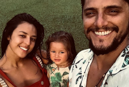 Bruno Gissoni e Yanna Lavigne trocam beijos em dia de praia