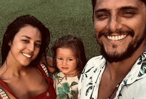 Bruno Gissoni e Yanna flagram filha tentando tomar bebidas em taça
