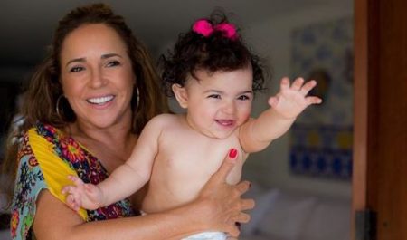 Daniela Mercury comemora primeiro aniversário da neta Mel