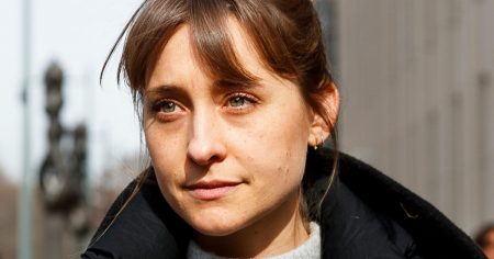 Atriz de “Smallville”, Allison Mack confessa crime de culto sexual