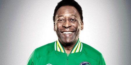 Aos 78 anos, Pelé aparece debilitado em cadeira de rodas
