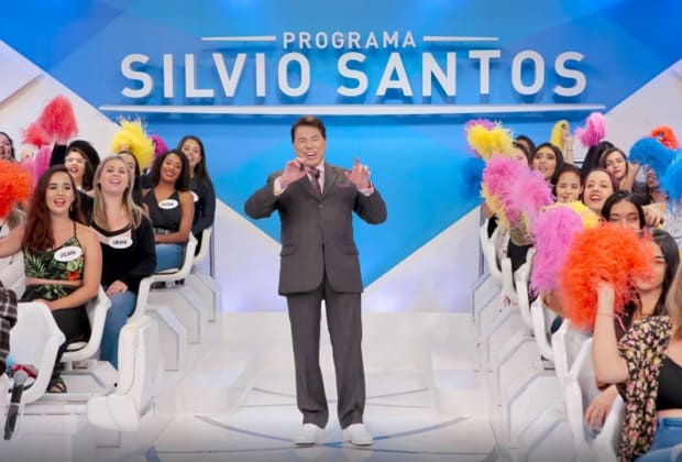 Silvio Santos surge em programa de cabelo preto, topete e tênis