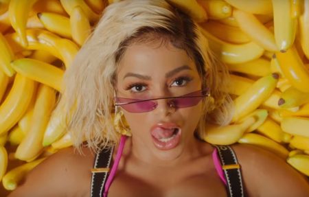 Anitta abre o jogo e assume pertencer à comunidade LGBT