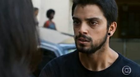 “Órfãos da Terra”: Bruno tenta beijar Laila, que o rejeita