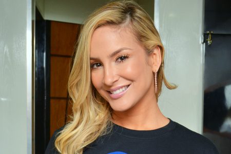 Claudia Leitte exibe barrigão de oito meses em último show antes da pausa