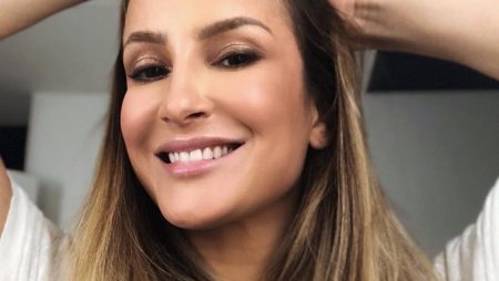 Claudia Leitte divulga foto da filha com dois meses e leva famosos à loucura