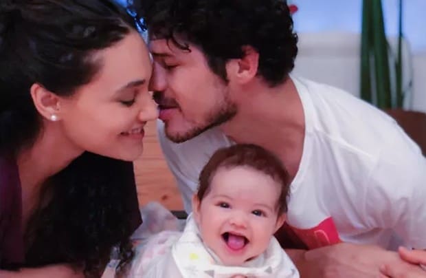 Após separação, Débora Nascimento e José Loreto aparecem juntos no aniversário da filha