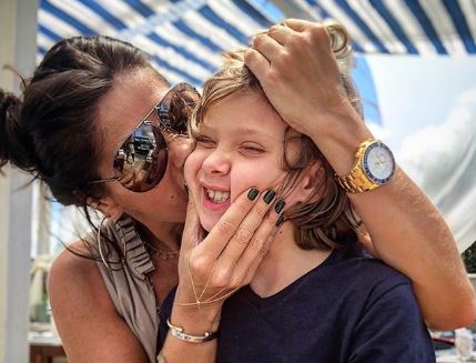 Adriane Galisteu publica foto do filho machucado e desabafa