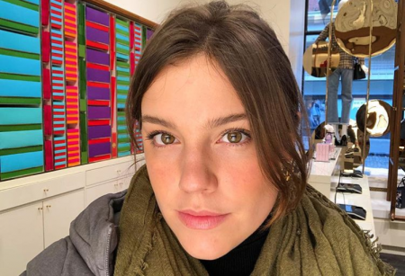 Alice Wegmann invade festa de aniversário de Thaila Ayala sem ser convidada
