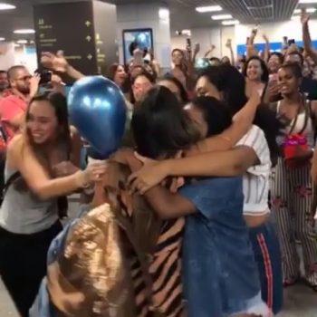 Ex-BBB Carol Peixinho volta a Salvador e é recebida por multidão em aeroporto