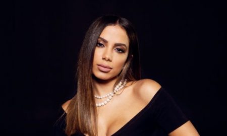 Anitta posa de biquíni durante férias e causa com bumbum avantajado