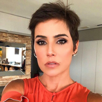 Após alta médica, Deborah Secco se emociona em casa com a família