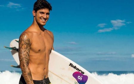 Gabriel Medina esconde romance Yasmin Brunet durante live com Prior