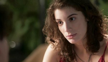 “Malhação”: Meg se irrita com Guga e joga um copo de bebida nele