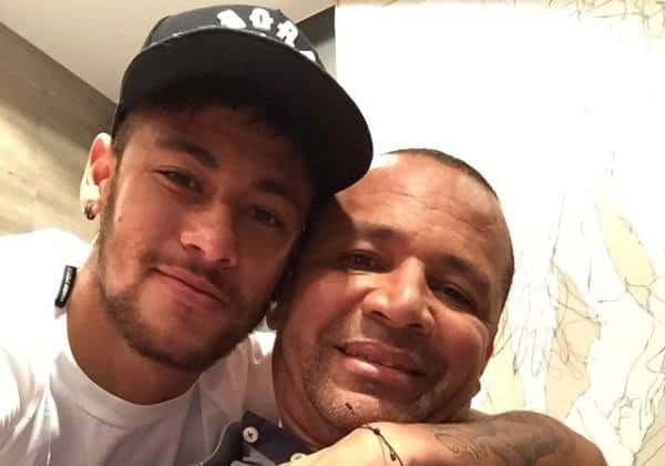 Pai de Neymar investe em namoro com mãe de “parça” do filho