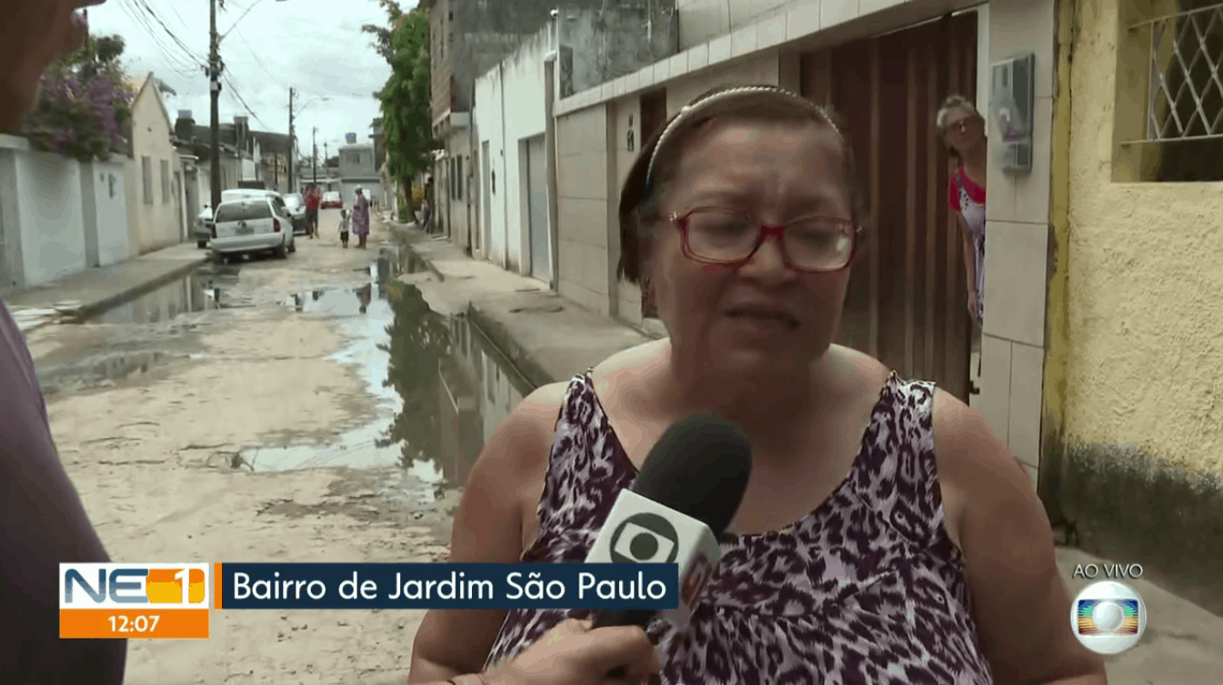 Mulher fica prensada em portão durante link da Globo e vira meme