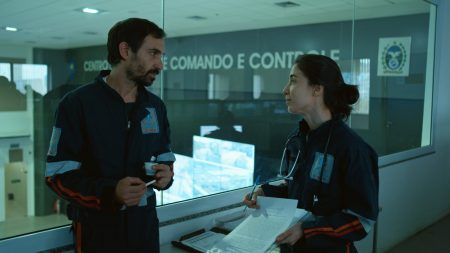 Em última temporada, “Sob Pressão” se aproxima da realidade e protagonista vira diretor