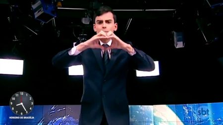 Dudu Camargo sobe em bancada para comemorar audiência do “Primeiro Impacto”