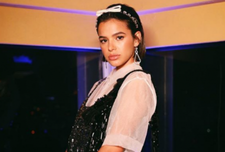 Bruna Marquezine aparece com novo corte de cabelo em show gospel