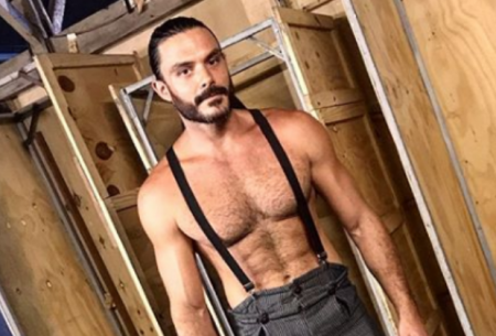 Kiko Pissolato arranca suspiros após compartilhar cena sexy de peça