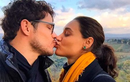 José Loreto e Débora Nascimento aparecem juntos em foto de hotel