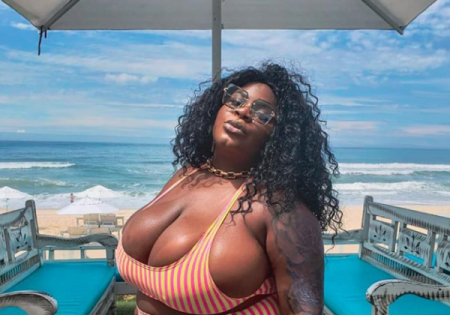 Jojo Todynho mostra bronze em dia com biquíni minúsculo