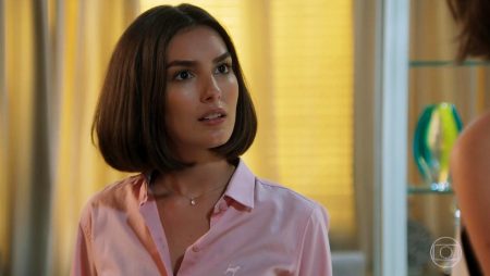 “Verão 90”: Larissa descobre armação de Vanessa e parte para cima da vilã
