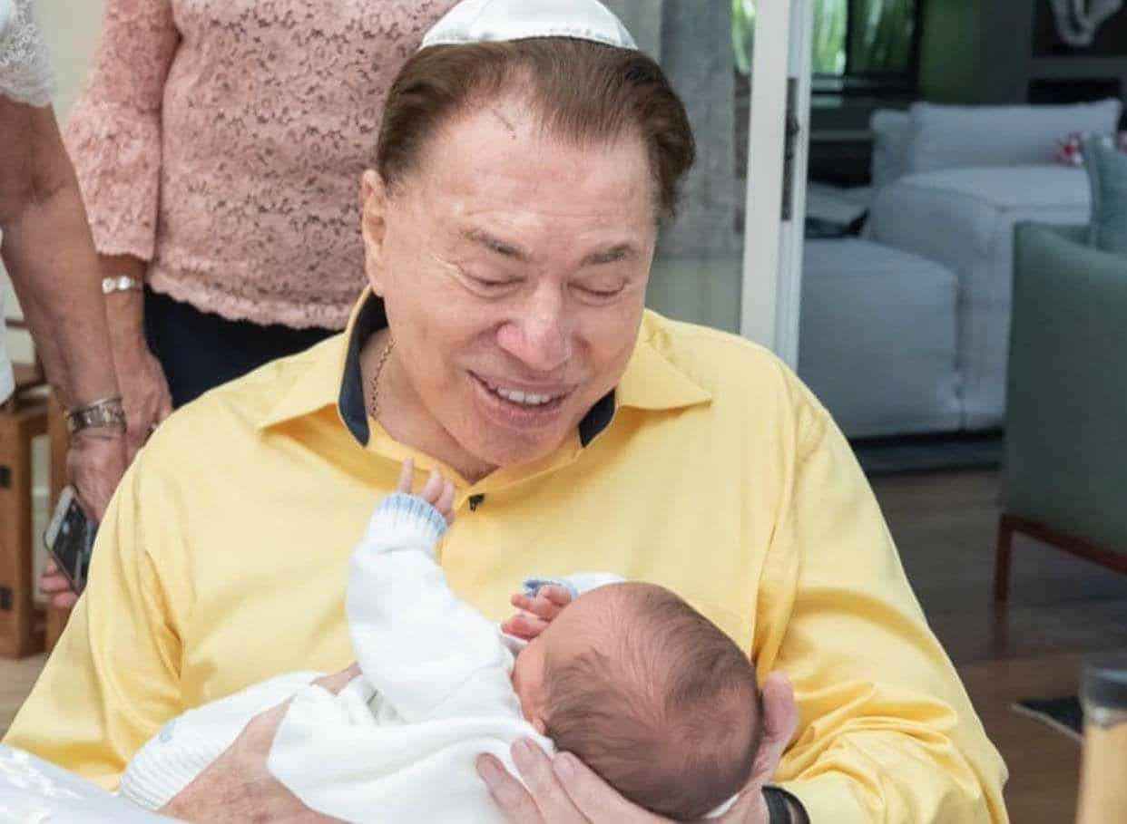 Silvio Santos aparece em momento raro festejando circuncisão do neto