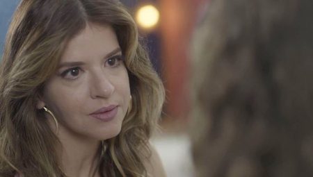 “Malhação”: Carla pressiona Rita para saber sobre o pai de Nina
