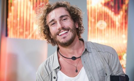 Apontados como sósias, Alan, do BBB 2019, encontra com Victor Kley