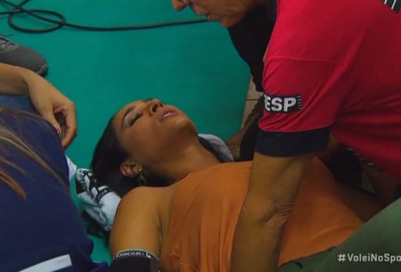 Ex-jogadora Jaqueline desmaia durante entrevista na final da Superliga
