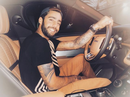 Solteiro, Pedro Scooby vai à festa de Ludmilla com atriz global