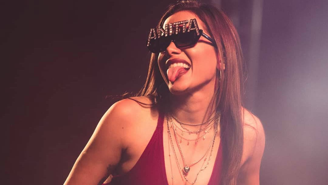 Anitta requebra até o chão e estreia novo visual em show