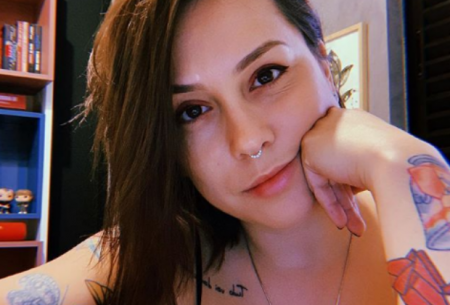 Pathy dos Reis, youtuber, causa polêmica ao defender topless