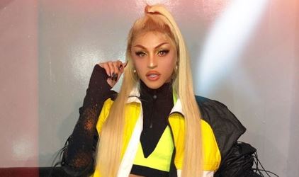 Pabllo Vittar posa fazendo carão e revela namorado